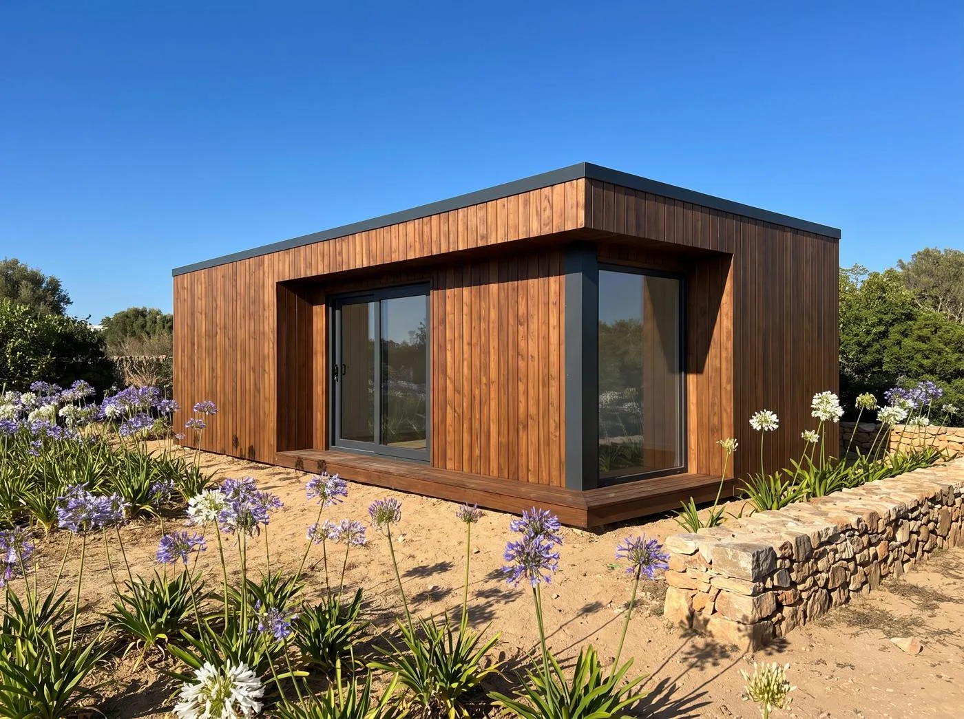 Garden room with vertical thermowood cladding in a Spanish garden